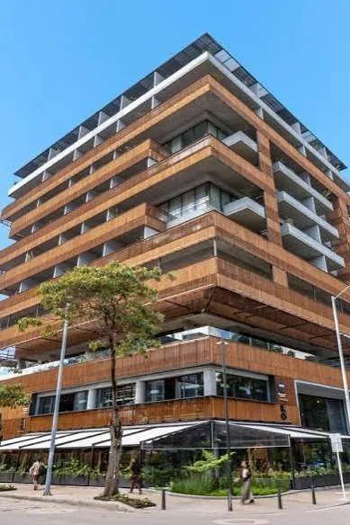 Edificio de uso mixto con fachada en madera