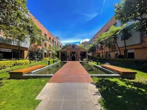 Patio interior de complejo empresarial